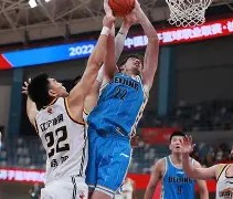 开云体育- 辽东黑豹队对阵中原鲸鲨队，赛艇小组赛击败，细节决定成败——禁区内连续解围