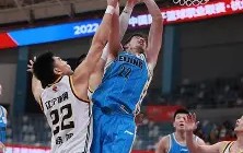 开云体育- 辽东黑豹队对阵中原鲸鲨队，赛艇小组赛击败，细节决定成败——禁区内连续解围