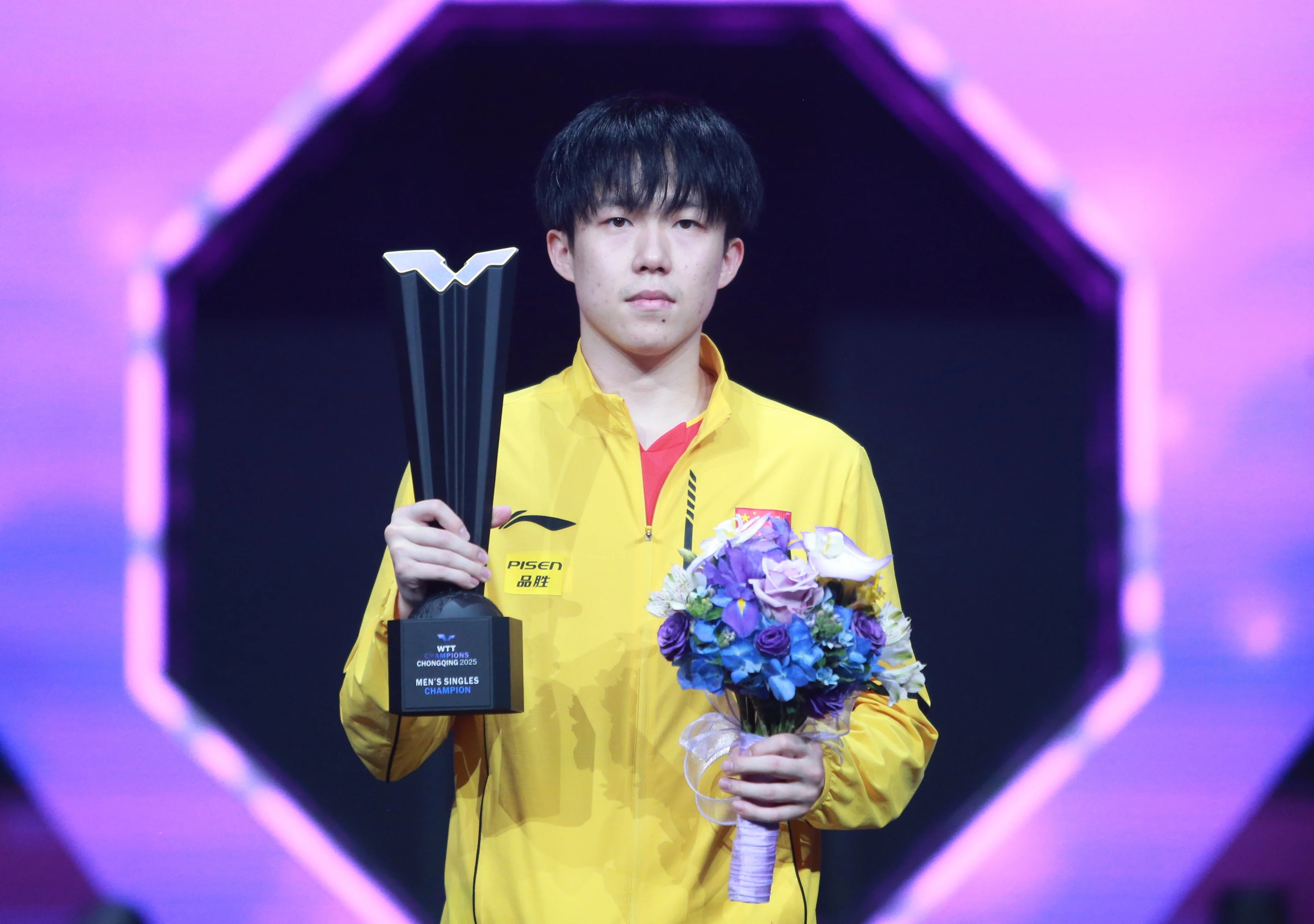 Doinb重返赛场，爆冷首场状态出色，利物浦观众沸腾！赛场气氛高涨的简单介绍