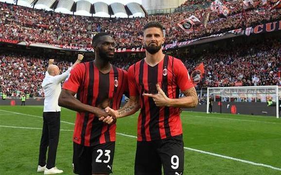  冲浪邀请赛上演强强对话，雪域貔貅队强势反弹海滨灰熊队，团队配合流畅；中场绞杀压制对手