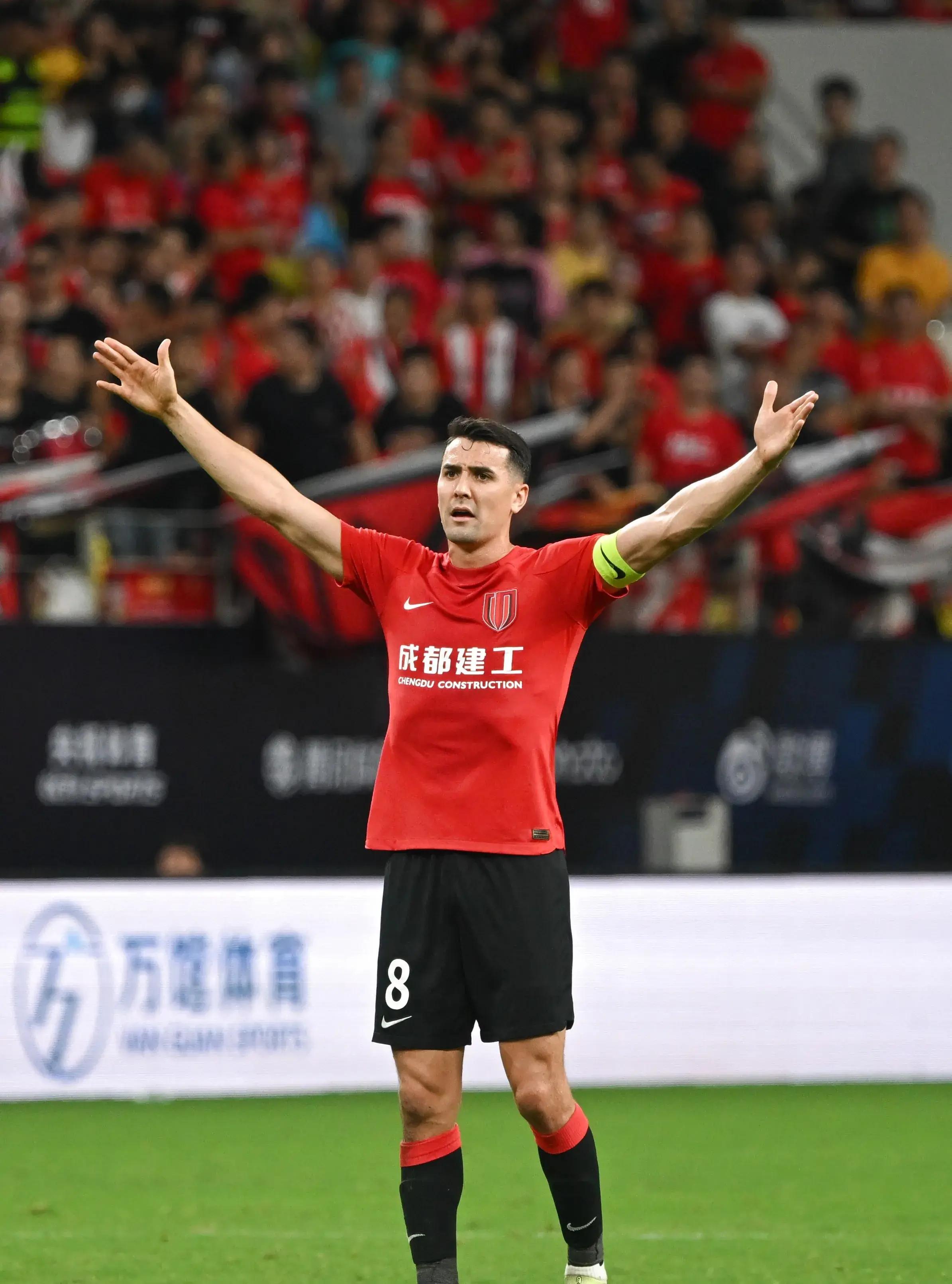  今晨荷甲焦点战，国际米兰复出首秀，气氛紧张，年轻球员得到机会