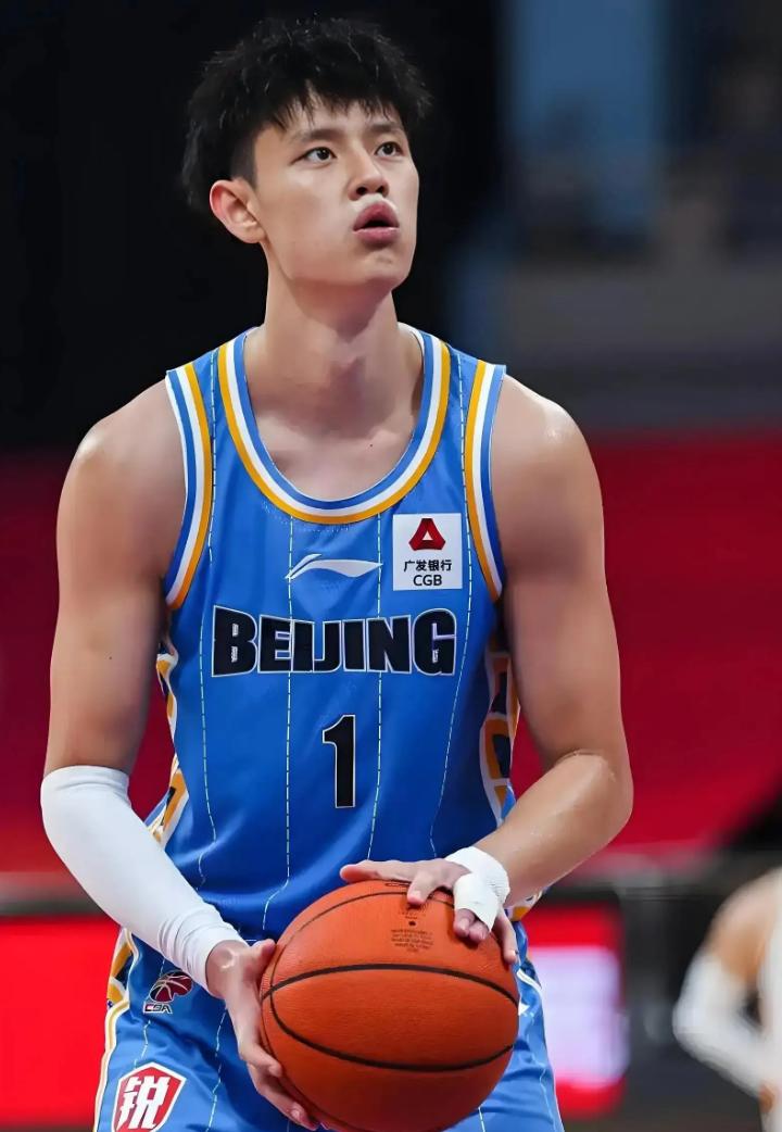 赛前体能课后，北京首钢更衣室发声备战NBA常规赛，底气十足，训练强度明显提升的简单介绍