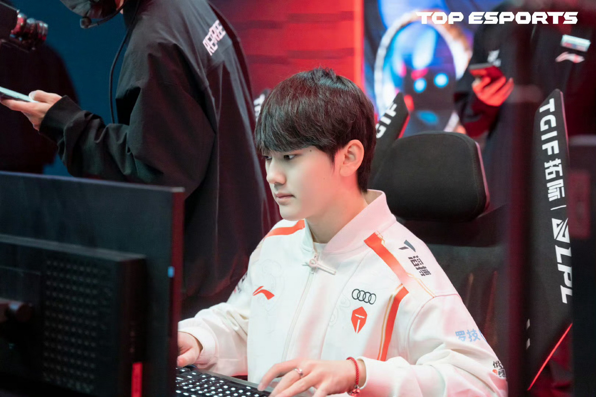 JackeyLove在FPX比赛中高光表现，赛况扑朔迷离引发热议！的简单介绍